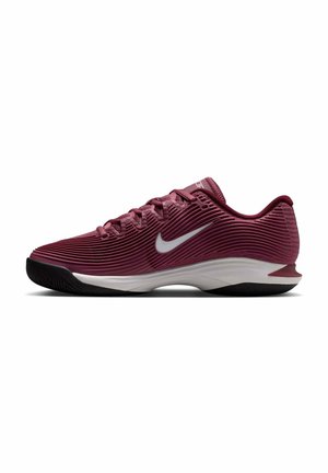 Bordeauxrode lage Nike sneaker met gestructureerd bovenwerk, witte tussenzool, zwarte buitenzool en witte Nike-swoosh aan de zijkant.