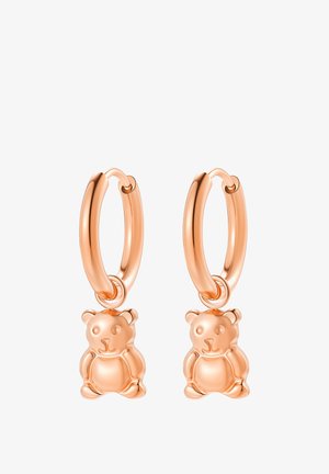 Boucles d’oreilles créoles en or rose, chacune avec un petit pendentif en forme d’ours en peluche suspendu à la créole.