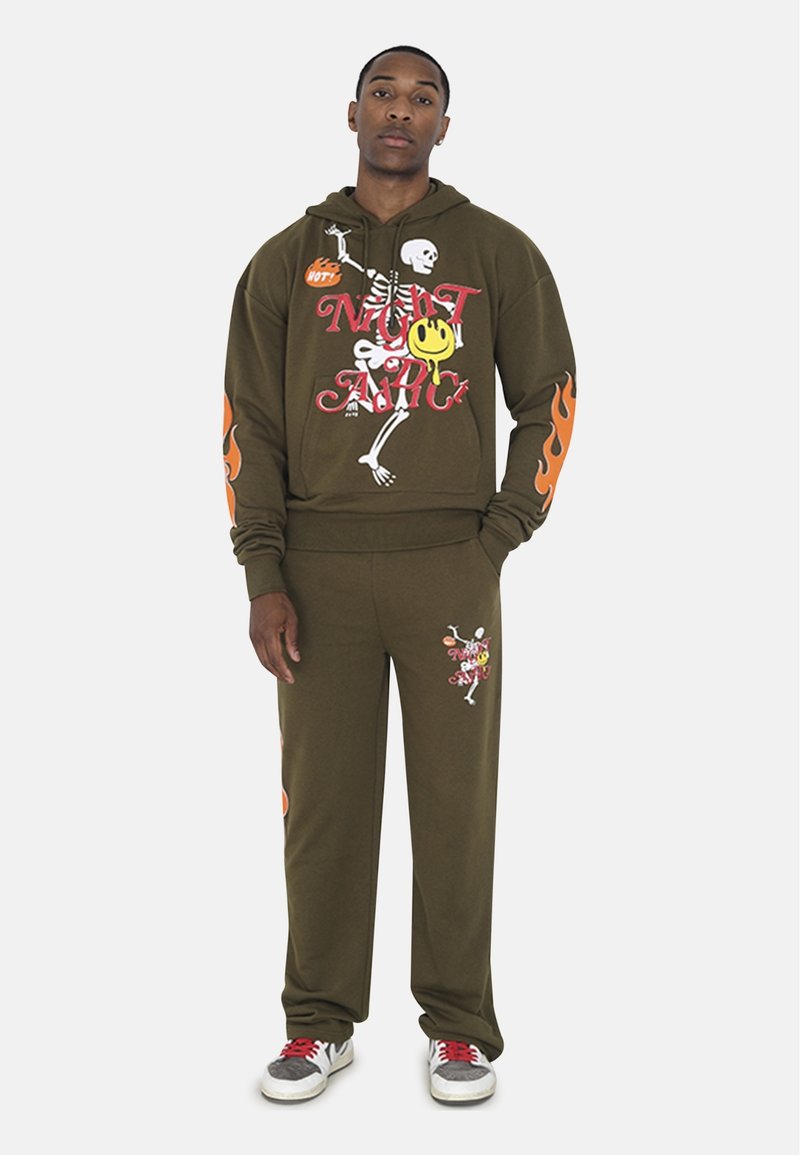 Night Addict Trainingsbroek olijfgroen Night Addict Trainingsbroek olijfgroen