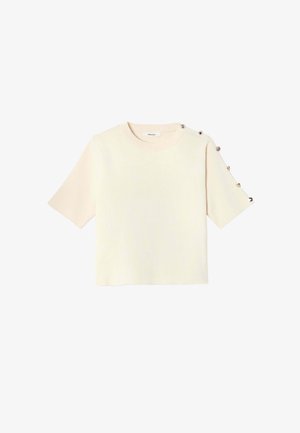 Pull à manches courtes de couleur crème avec col rond et boutons décoratifs argentés le long d'une épaule et d'une manche.