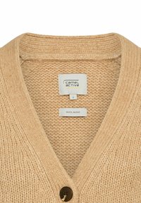 Beige Wolle-Mischung Cardigan mit V-Ausschnitt, strukturiertem Strick und einer einzelnen braunen Knopfverschlüsse vorne. Pflegeetikett sichtbar.