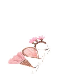 Tre par kopparfärgade örhängen med rosa accenter: fransar, trådinslagna droppar och trådringar med rosa tygblommor.