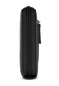 Monedero negro con cremallera y exterior texturizado. Presenta una cremallera suave y una forma rectangular y estilizada. Diseño compacto.