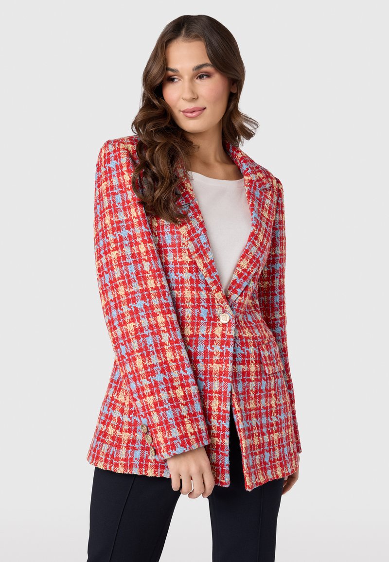 Rood, blauw en geel geblokt blazer met een enkele knoopsluiting en zijsplitten. Gemaakt van textuurstof, met lange mouwen en een geknipte kraag.