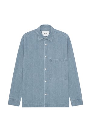 Hellblaues Denimhemd mit Knöpfen, langen Ärmeln, einer einzelnen Brusttasche links und einem Kragen, flach auf weißem Hintergrund liegend.
