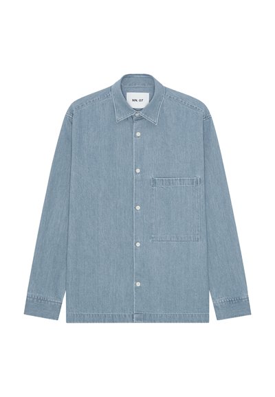 Chemise en denim bleu clair à boutons, manches longues, une poche poitrine à gauche et un col, posée à plat sur fond blanc.