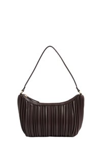 Borsa a spalla in pelle marrone con una forma curva e pieghe verticali. Presenta una tracolla singola e una chiusura con zip con sottili dettagli in oro.