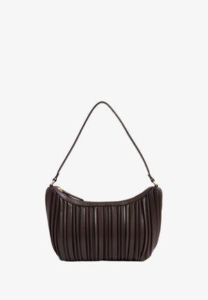 Brun læder skuldertaske med en buet form og lodrette plisseringer. Har en enkelt rem og lynlåslukning med subtile guldfarvede detaljer.
