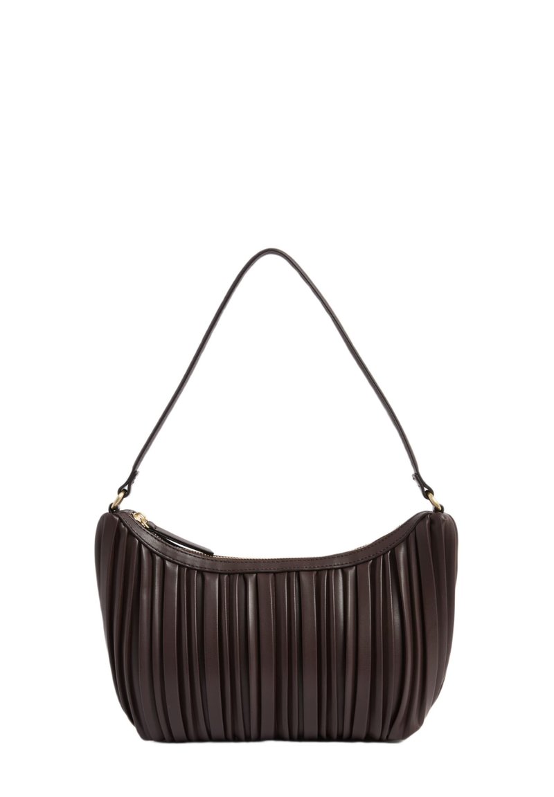 Borsa a spalla in pelle marrone con una forma curva e pieghe verticali. Presenta una tracolla singola e una chiusura con zip con sottili dettagli in oro.