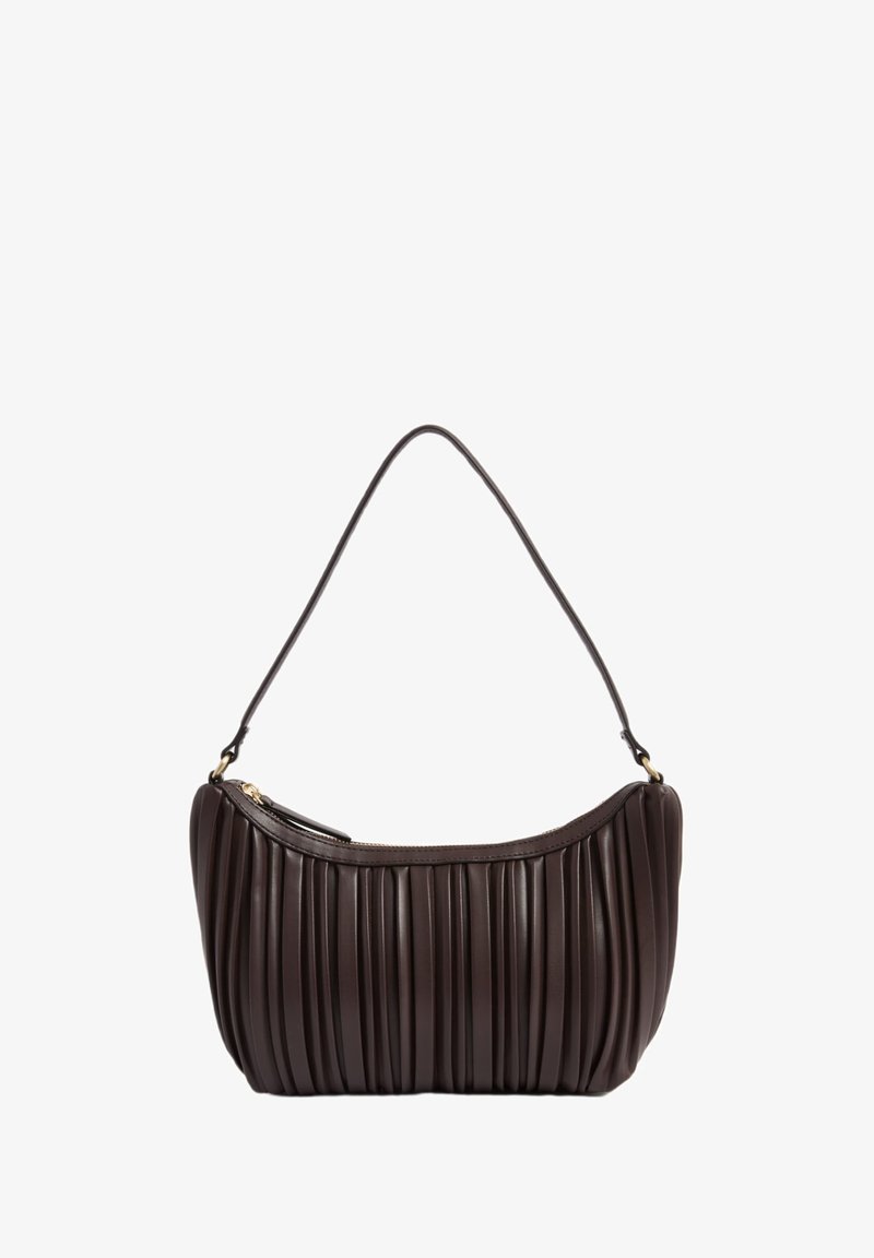 Bruine leren schoudertas met een gebogen vorm en verticale plooien. Beschikt over een enkele schouderband en een ritssluiting met subtiele gouden hardware accenten.