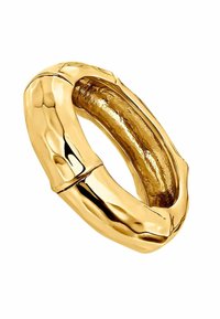 Anillo en tono dorado con superficie texturizada, que presenta un interior suave. Forma orgánica y redondeada con costuras sutiles y un acabado pulido.