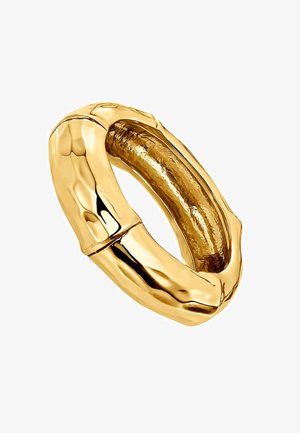 Anillo en tono dorado con superficie texturizada, que presenta un interior suave. Forma orgánica y redondeada con costuras sutiles y un acabado pulido.