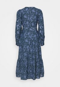 Robe midi à manches longues avec motif floral foncé sur fond bleu, taille cintrée et ourlet évasé à volants, vue de dos.