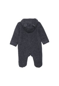 Grå, fleecefodrad babyoverall med huva, med rundade öron. Långa ärmar och fotad design, lämplig för kallt väder.