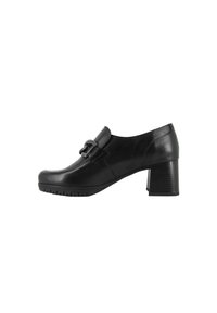 Scarpa nera in pelle con tacco, dalla punta tonda, caratterizzata da una fibbia decorativa e un tacco a blocco strutturato. La suola presenta un motivo di grip rigato.