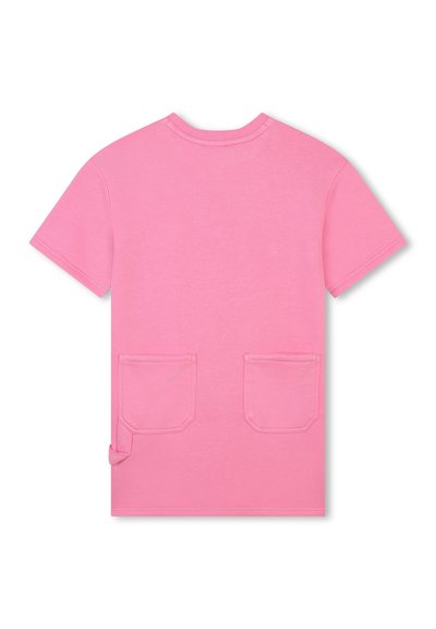 T-shirt en coton rose à manches courtes, avec deux poches avant cousues, un col côtelé et un ourlet droit, offrant une texture douce.