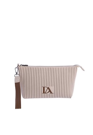 Bolsa con cremallera a rayas beige y marrón con correa de muñeca de cuero con borla y un logo marrón DA en el frente.