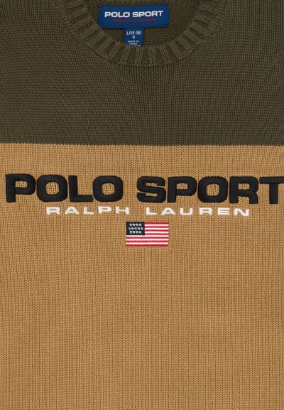 Žalias ir tan megztinis, su ryškiu juodu užrašu "POLO SPORT", "RALPH LAUREN" žemiau ir maža Amerikos vėliavos aplikacija.