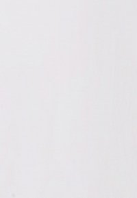 Biała tkanina o gładkiej strukturze, lekkim połysku i subtelnym wzorze. Wzmocnione krawędzie są niewidoczne. Nadaje się do różnych zastosowań tekstylnych.