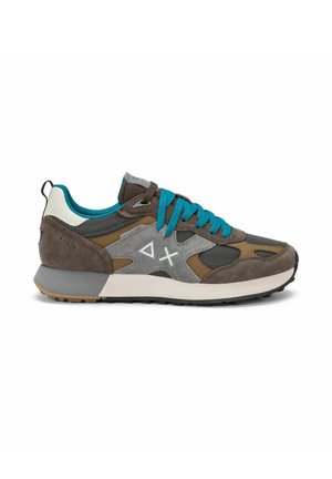 Sneaker basse con pannelli grigi, marroni e turchese, lacci blu, suola bianca e simboli geometrici sul lato, mostrata di profilo su sfondo bianco.