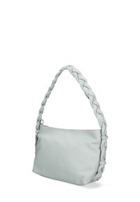 Borsa sintetica grigia chiara con manico intrecciato, caratterizzata da una superficie liscia e una forma allungata, progettata per essere portata a spalla.