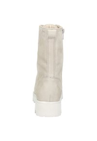 Bota corta gris claro con una textura de ante suave, que presenta un zipper lateral, puntera redondeada y una suela de goma blanca.