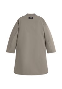 Abrigo gris de longitud media, hecho de un tejido suave y resistente al agua. Presenta un cuello clásico y bolsillos laterales ocultos para un diseño elegante.