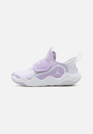 Chaussure de sport slip-on violet clair et blanc, avec semelle amortissante, bande élastique sur le dessus et logo Jumpman sur la panneau latéral.