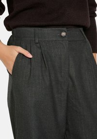 Šedé pruhované kalhoty s vysokým pasem, záhyby a bočními kapsami, s knoflíkovým zapínáním a jemnou, strukturovanou tkaninou.