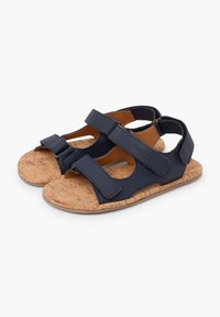 Námořnické kožené sandály s korkovými vložkami, se dvěma nastavitelnými pásky pro bezpečné uchycení a otevřeným designem pro prodyšnost.