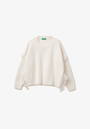 Bílý svetr s kulatým výstřihem, třepené detaily na rukávech, žebrované manžety a mírně zkrácený střih. Vyrobený z měkké, strukturované látky.