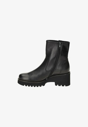 Zwarte leren enkellaars met een zijkraag, dikke rubberen zool en blokhak. Glad oppervlak met minimale stiksel details.