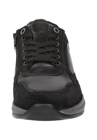 Schwarzer Sneaker mit einem Materialmix-Design, ausgestattet mit glattem Leder und Wildleder, runder Zehenform, Ösen-Schnürung und seitlichem Reißverschluss.