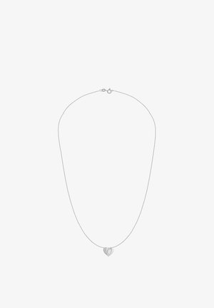 Sølvkæde med et hjerteformet vedhæng med en glat finish og en lille accent af klare sten på den ene side.