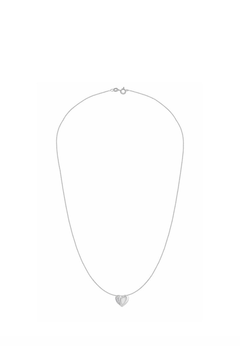 Collana con catena argentata con ciondolo a forma di cuore dalla finitura liscia e un piccolo accento di pietre trasparenti su un lato.