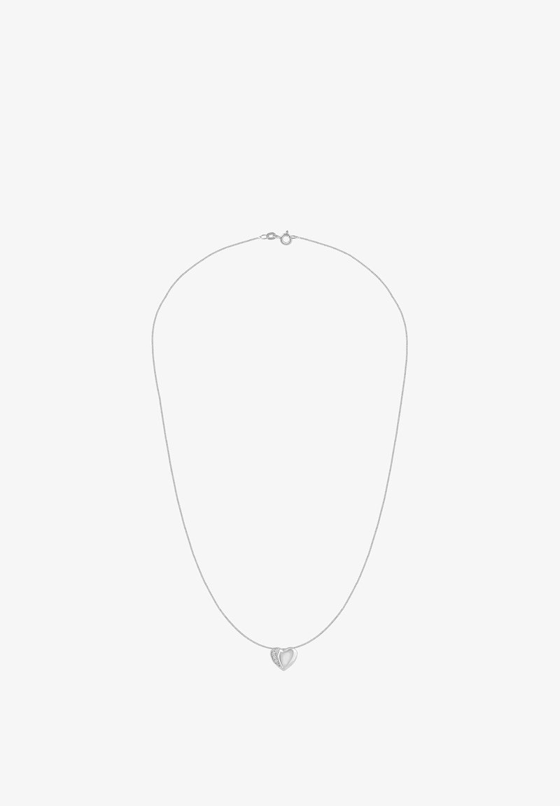 Collana con catena argentata con ciondolo a forma di cuore dalla finitura liscia e un piccolo accento di pietre trasparenti su un lato.