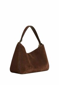 Borsa a spalla in suede marrone con forma triangolare, con una tracolla e dettagli in hardware dorato. Texture morbida con una finitura liscia.