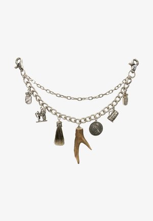 Metallarmband mit Silberkette, das verschiedene Anhänger zeigt: ein Geweih, einen Pinsel, eine Münze und kleine anhänger in Tierform.