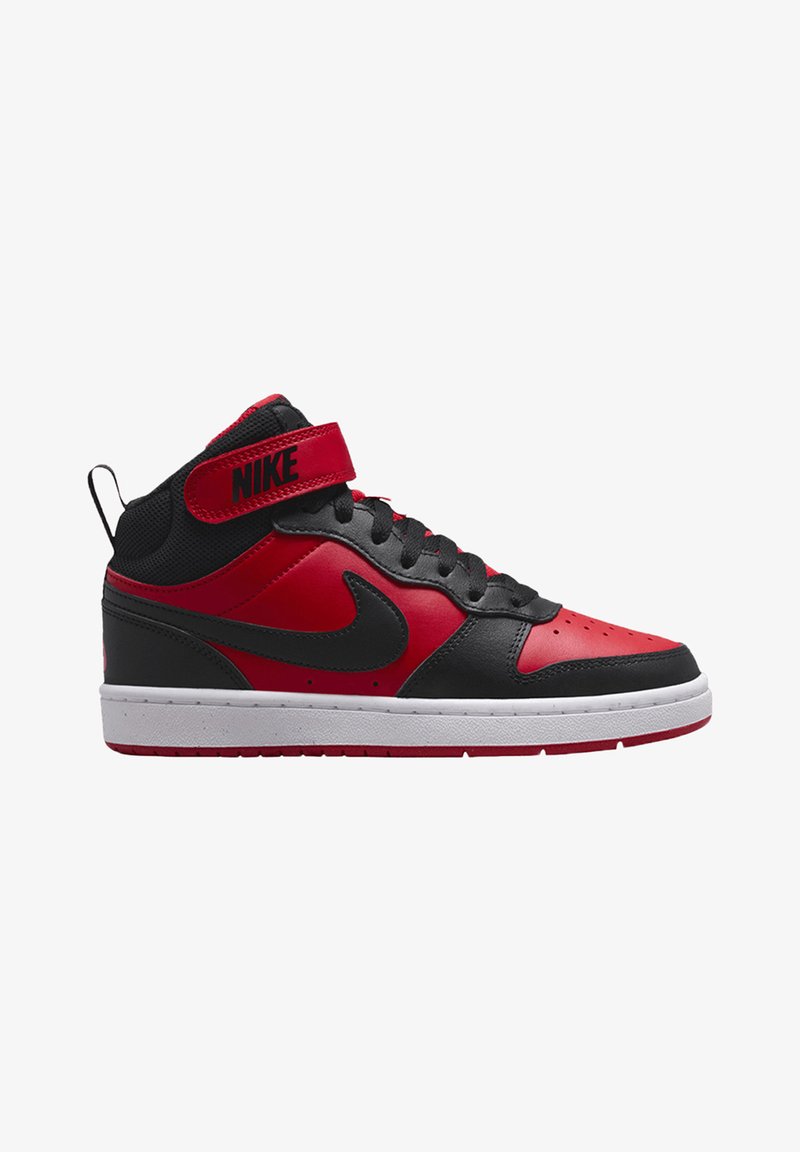Sapatilha de cano alto da Nike com um cabedal sintético preto e vermelho, biqueira perfurada, entressola branca e uma tira de Velcro com o logo.