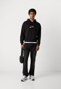 Antony Morato HOODIE BOXY FIT WITH FLOCK AND RUBBER INJECTION LOGO PRINT - Sweater - black