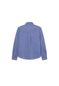 Camisa azul de manga larga hecha de tela ligera. Presenta un cuello clásico, puños abotonados y detalle de pliegue en la parte posterior.