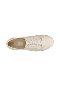 Sneaker in pelle beige con pannelli laterali perforati, design con lacci e suola in gomma. L'interno presenta una texture liscia.