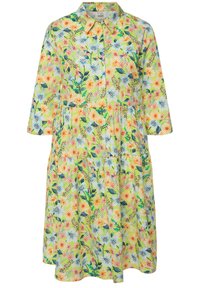 Vestido camisero floral en tejido ligero, con un patrón colorido de flores en amarillo, rosa y azul. Con botones en la parte delantera y mangas de 3/4.