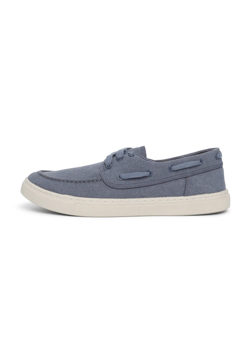 Blauer Canvas-Schuh mit cremefarbener Gummisohle, im Low-Top-Design, mit Schnürsenkeln und dekorativer Stickerei. Verfügt über Ösen und eine strukturierte Oberflächenbeschaffenheit.
