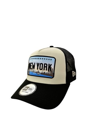 Gorra de béisbol con visera negra y parte trasera de malla, panel frontal beige con "New York" y parche con línea del horizonte de la ciudad, etiqueta ajustable New Era en la visera.