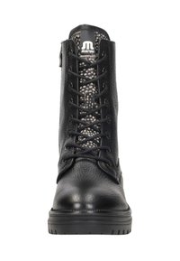 Zwarte leren enkelboots met textuur, vetersluiting, ronde neus en een patroonstofinzet aan de voorkant. Rubberen zool.