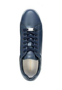 Sneaker in pelle blu navy con punta rotonda, suola in gomma bianca e lacci tono su tono. Presenta minuteria metallica argentata e una fodera interna beige.