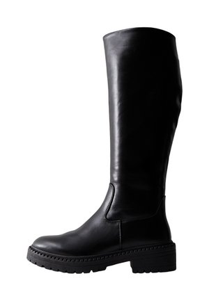 Botte en cuir noire montant jusqu'au genou avec une semelle épaisse et robuste, un bout arrondi et un petit talon carré, vue de profil sur un fond blanc.