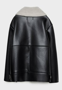 Chaqueta de cuero sintético negra con un collar de piel sintética gris claro, forma estructurada y detalles de costura visibles en la parte posterior.