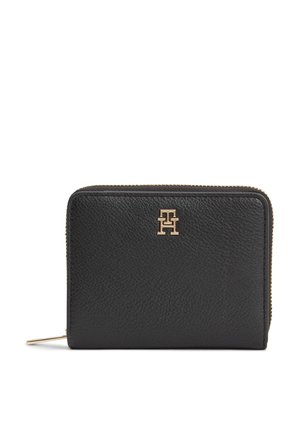 Schwarze, strukturiert geprägte Leder-Geldbörse mit Reißverschluss rundum, verziert mit einem goldenen Doppel-T-Emblem und einem goldenen Reißverschluss-Anhänger vor weißem Hintergrund.